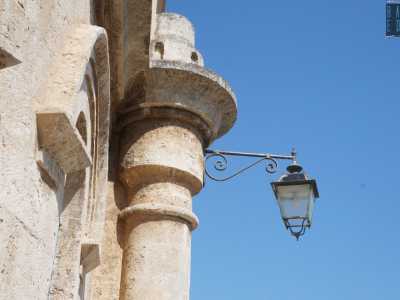 ...e colonne cilindriche sormontate da un particolare coronamento a lanterna